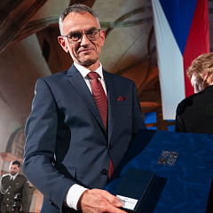 Tomáš Jungwirth receives the Medal of Merit from the president