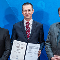 Lukáš Palatinus: One of the greatest challenges in materials science is determining the position of atoms in non-crystalline substances